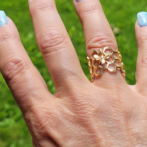 Honeycomb Bee Charm Cuff Ring, goldplated - Picture 6 of 7